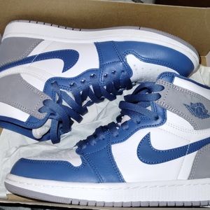 true blue jordan ones. size 7 in women. size 5.5 in men.